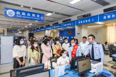 几位监督员正在“零距离”体验办税流程